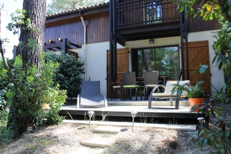 Pavillon avec jardinet et terrasse